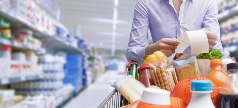 Pessoa em supermercado segurando note fiscal, simbolizando o que é NFCe