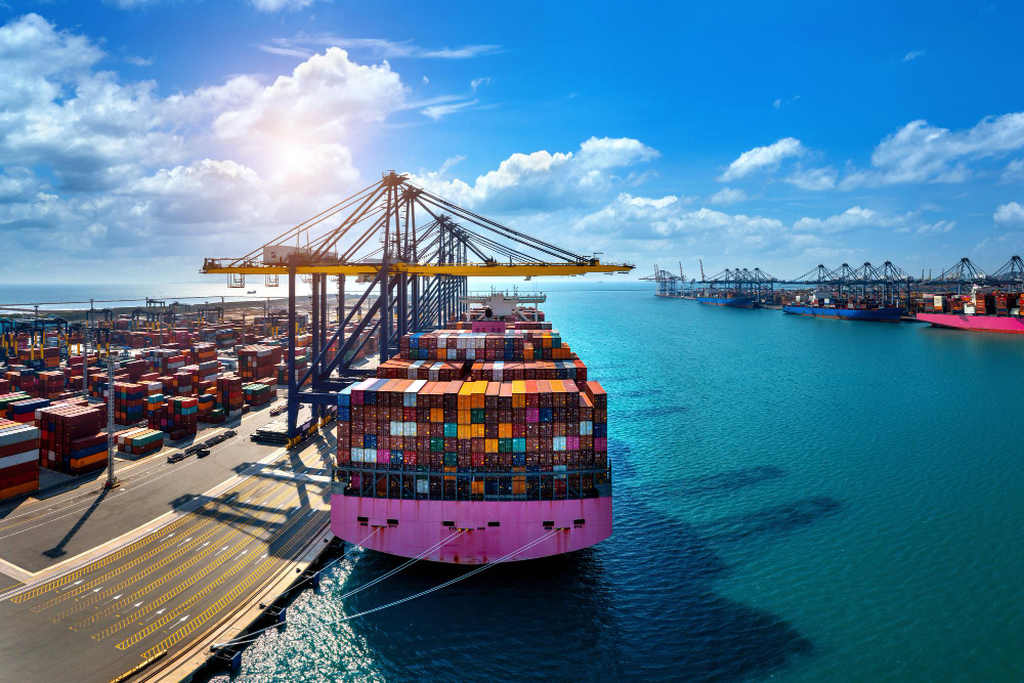 Navio com containers de mercadorias em porto, simbolizando nota fiscal de exportação